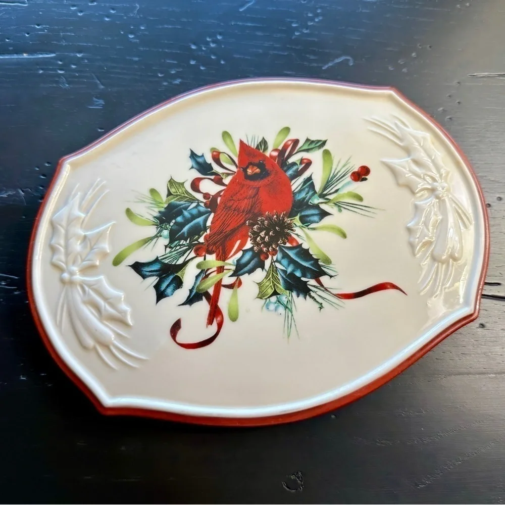 LENOX, “WINTER GREETINGS “ TRIVET. MADE OF PORCELAIN WITH 24 KARAT GOLD ACCENTS.